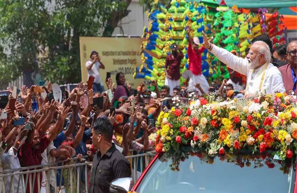 પુડુચેરીમાં મોદી મેજિક: રોડ શોમાં ઉમટ્યું માનવમહેરામણ, ફૂલોના વરસાદથી થયું ભવ્ય સ્વાગત